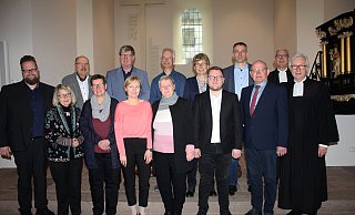 Die Pastoren Peter Thimm (hinten rechts) und Rudolf Westerheide (vorne rechte) führen den neuen Kirchenvorstand ein: (vordere Reihe von links) Hanna Haneke, Ursula Rose, Ariane Schmieder, Heike Burg, Pascal Litke und Heinz-Gerhard Nölting sowie (hintere Reihe von links) Ralf Brakemeier, Andreas Leßmann, Thomas Begemann, Gerald Drawe, Anja Piechnik und Jürgen Ewers. - Siegfried Mühlenweg Die Pastoren Peter Thimm (hinten rechts) und Rudolf Westerheide (vorne rechte) führen den neuen Kirchenvorstand ein: (vordere Reihe von links) Hanna Haneke, Ursula Rose, Ariane Schmieder, Heike Burg, Pascal Litke und Heinz-Gerhard Nölting sowie (hintere Reihe von links) Ralf Brakemeier, Andreas Leßmann, Thomas Begemann, Gerald Drawe, Anja Piechnik und Jürgen Ewers. - Siegfried Mühlenweg