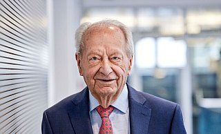 Nun hat Klaus Eisert die neun Jahrzehnte erreicht. Dieses Foto ist im vergangenen Jahr im Rahmen der vielen Feierlichkeiten zum 100-jährigen Bestehen von Phoenix Contact entstanden. - Phoenix Contact