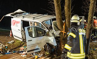 Drei Personen, darunter ein zweijähriges Kind, werden von der Feuerwehr aus dem schwer beschädigten Auto befreit. - Freitag-TV Drei Personen, darunter ein zweijähriges Kind, werden von der Feuerwehr aus dem schwer beschädigten Auto befreit. - Freitag-TV