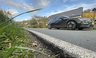 Auf der Ruensieker Straße am Ortseingang von Schwalenberg fahren viele Autofahrer schnell. Wer als Fußgänger auf die Bankette ausweichen will, gerät leicht ins Stolpern. - Silke Buhrmester