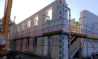 Die Arbeiten am Feuerwehrgerätehaus in Talle gehen gut voran. Inzwischen wurde auf den rechten Gebäudeteil auch schon das Dach gesetzt. - Mario Hecker