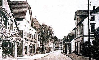 Die Hauptstraße um 1910. Das Geschäft mit Drucksachen, Ansichtskarten und Souvenirs lief gut im Haus Blume (2. Haus links) – schon zu Kaisers Zeiten. Foto: Repro: Horst Biere / Quelle: Archiv Werner Höltke - Repro: Horst Biere / Quelle: Archiv Werner Höltke
