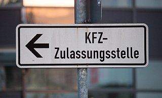 Die CDU im Kreistag kritisiert die "mangelhafte Initiative" der rot-grünen Kreishauskoalition, besonders in den Bereichen E-Mobilität, Radwege - und Zulassungsstelle. - (c) Copyright 2015, dpa (www.dpa.de). Alle Rechte vorbehalten