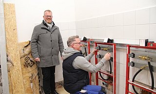 Während Mitarbeiter John Ongley in den neuen Toilettenräumen des Freibads arbeitet, stattet ihm Bürgermeister Friso Veldink einen Besuch ab. - Nadine Uphoff Während Mitarbeiter John Ongley in den neuen Toilettenräumen des Freibads arbeitet, stattet ihm Bürgermeister Friso Veldink einen Besuch ab. - Nadine Uphoff