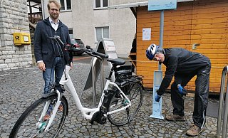 BUZ: An der bislang einzigen E-Bike-Ladestation in Barntrup: Bürgermeister Borris Ortmeier (links) und FDP-Mitglieder Herbert Stammeier mit E-Bike. Seine Fraktion wünscht sich eine weitere Ladestation in Sonneborn. - Sylvia Frevert