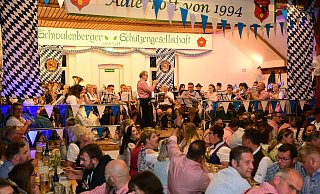Schwalenberg feiert weiß-blau: Im Schützenhaus herrschte beim Oktoberfest beste Stimmung. - Nicole Ellerbrake Schwalenberg feiert weiß-blau: Im Schützenhaus herrschte beim Oktoberfest beste Stimmung. - Nicole Ellerbrake