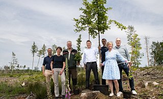 Die Gründungsmitglieder: Rasmus Lerche, Susanne Schwickert, Förster Jürgen Windmann in Stellv. für Stephan Prinz zur Lippe, Frank Hilker, Stefan Sievers, Friedericke Strate und Christian Schmidt (von links). - Bürgerwald Detmold