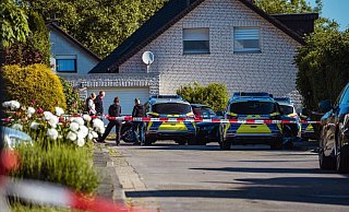 Die Spurensicherung ist am 3. Juni 2023 für mehrere Stunden am Einsatzort in der Sackgasse Plaßheide in Holzhausen (Bad Salzuflen). Der Fall soll noch lange nachhallen. - Freitag TV