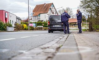 Zwei Polizeibeamte begutachten am Karfreitag erneut den Unfallort. Inzwischen hat die Staatsanwaltschaft Detmold Anklage erhoben. - Freitag TV