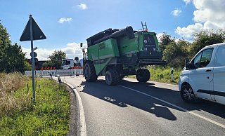 Dieser defekte Mähdrescher blockierte die Blomberger Straße zwischen Lemgo und Voßheide. - Nadine Uphoff Dieser defekte Mähdrescher blockierte die Blomberger Straße zwischen Lemgo und Voßheide. - Nadine Uphoff