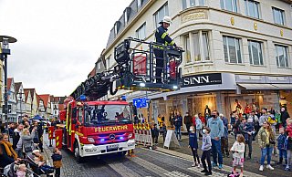 Feuerwehrmann Jens Köller erklärt die Funktionen am Drehleiterkorb. - Nicole Ellerbrake Feuerwehrmann Jens Köller erklärt die Funktionen am Drehleiterkorb. - Nicole Ellerbrake