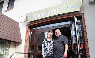 Ute Baumert und Ernst Baumert betreiben seit 33 Jahren das Gasthaus "Zur Lippischen Rose" in Langenholzhausen. - Nadine Uphoff Ute Baumert und Ernst Baumert betreiben seit 33 Jahren das Gasthaus "Zur Lippischen Rose" in Langenholzhausen. - Nadine Uphoff