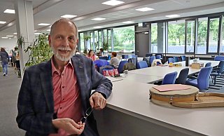 Manfred Kurtz sitzt auf einem Hocker am Stehtisch im Teeküchenbereich des Lehrerzimmers. Es ist einer seiner Lieblingsplätze, wie er sagt. Auch wenn es ihn in dieser Form noch gar nicht so lange gibt. Foto: Birgit Guhlke - Birgit Guhlke Manfred Kurtz sitzt auf einem Hocker am Stehtisch im Teeküchenbereich des Lehrerzimmers. Es ist einer seiner Lieblingsplätze, wie er sagt. Auch wenn es ihn in dieser Form noch gar nicht so lange gibt. Foto: Birgit Guhlke - Birgit Guhlke