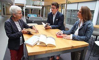 Elisabeth Webel (von links), Axel Koch und Anja Moldehn tauschen sich im Atrium im CIIT über Literatur aus. Dort findet die erste Veranstaltung von „Ganz Ohr sein – unterwegs" statt. - Kirsten Fuhrmann