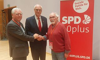 Die beiden OWL-Delegierten beim SPDAG60plus-Bundeskongress, Michael Höppner und Peter-Uwe Witt (rechts) gratulieren Lothar Bindung zur Wiederahl als Bundesvorsitzenden. - SPD-Senioren