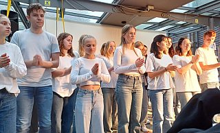 Höhepunkt war der Tanz der Batak, den die Gesamtschüler von Lena Simanjuntak-Mertes gelernt hatten. - Karla-Raveh-Gesamtschule