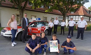 Westenergie-Kommunalmanagerin Maria Kemker (von links) und Bürgermeister Jörg Bierwirth zeichnen die Jugendfeuerwehrgruppe aus Wöbbel mit dem Klimaschutzpreis aus. Diesen nehmen Fynn (vorne von links), Gina, Nik und Marvin entgegen. Mit ihnen freuen sich Mike Mundhenke (hinten von rechts), Leiter der Freiwilligen Feuerwehr, sowie Laurenz Meier, Till Wascher, Lukas Meier und Manuela Galsterer (alle Löscheinheit Wöbbel). - Michaela Weiße(LZ)