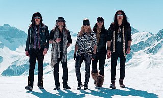 Die Gruppe "John Diva & The Rockets of Love" treten im Bega-Bad auf. - Eva Schneider