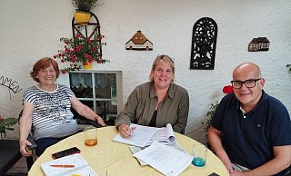 Bewerten das Geschehen in Lage: Gerda Gaus, Martina Hannen und Olaf Henning (von links). - FDP Lage