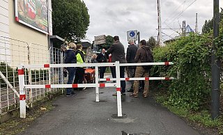 So wie es ist, soll es nicht bleiben. Bürger, Mitglieder des Ortsausschusses sowie der Fahrradbeauftragte der Stadt diskutieren über die Zukunft der Umlaufsperre im Bereich „An den Gleisen"/Ecke Begastraße. - Sven Kienscherf