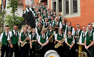 Die Musikfreunde Schwelentrup stehen vor dem Ballhaus am Lemgoer Marktplatz. - Musikfreunde Schwelentrup Die Musikfreunde Schwelentrup stehen vor dem Ballhaus am Lemgoer Marktplatz. - Musikfreunde Schwelentrup
