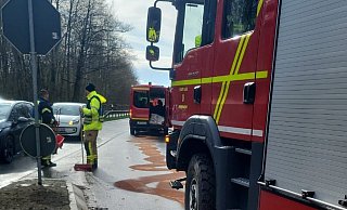 Mitglieder der Feuerwehr Lage streuen die Ölspur an der Hüntruper Straße/Ecke Pivitsheider Straße ab. - Freiwillige Feuerwehr Lage
