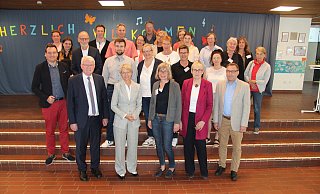Das Kollegium der Grundschule In der Senne unterhielt sich einen Vormittag lang mit NRW-Schulministerin Dorothee Feller (vorn, 2. von links). Rechts daneben Schulleiterin Ute Krause, links Bürgermeister Thomas Katzer, dahinter Wolfgang Huppke (CDU), der den Besuch initiiert hatte. - Dieter Asbrock