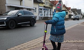 Mit einem Zebrastreifen würden sich die Fußgänger sicherer fühlen, wenn sie die Herforder Straße überqueren wollen, denken die meisten Politiker. - Knut Dinter Mit einem Zebrastreifen würden sich die Fußgänger sicherer fühlen, wenn sie die Herforder Straße überqueren wollen, denken die meisten Politiker. - Knut Dinter
