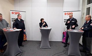 Die Landtagsabgeordnete Ellen Stock (Mitte) im Gespräch mit (von links) Meinolf Haase, Leiter Bevölkerungsschutz Kreis Lippe, Kreisbrandmeister Wolfgang Kornegger, Thorsten Meier, Fachberater Technisches Hilfswerk, und Markus Schulz, Kreisrotkreisleiter Deutsches Rotes Kreuz. - SPD