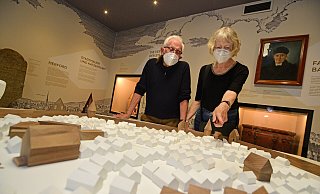 Anke und Alfred Marschall in der Dauerausstellung. - Nicole Ellerbrake