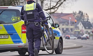 Ein Polizist räumt das demolierte Fahrrad des 11-Jährigen von der Unfallstelle. - FreitagTV Ein Polizist räumt das demolierte Fahrrad des 11-Jährigen von der Unfallstelle. - FreitagTV