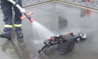Der Akku dieses Scooters hatte gebrannt. - Feuerwehr Leopoldshöhe Der Akku dieses Scooters hatte gebrannt. - Feuerwehr Leopoldshöhe