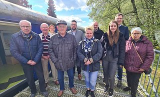 Freuen sich auf das Bahnhofsfest in Farmbeck: Horst Heuer und Walter Gerke (beide ehemals Dörentruper Sand- und Thonwerke, von links), Designer Martin Emrich, Reinhard Brinkmann (Sand- und Thonwerke), Hauke Hillebrenner (Stadwerke Energie), die stellvertretende Bürgermeisterin Sandra Dubbert, Künstler Friedo Petig, Kulturmanagerin Martha Johannsmeier, Jochen Brunsiek (Geschäftsführer Kulturstellwerk Nordlippe) und Hanna Heuer. - Nadine Uphoff Freuen sich auf das Bahnhofsfest in Farmbeck: Horst Heuer und Walter Gerke (beide ehemals Dörentruper Sand- und Thonwerke, von links), Designer Martin Emrich, Reinhard Brinkmann (Sand- und Thonwerke), Hauke Hillebrenner (Stadwerke Energie), die stellvertretende Bürgermeisterin Sandra Dubbert, Künstler Friedo Petig, Kulturmanagerin Martha Johannsmeier, Jochen Brunsiek (Geschäftsführer Kulturstellwerk Nordlippe) und Hanna Heuer. - Nadine Uphoff