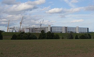 So sah das Amazon-Logistikzentrum in Belle im September aus. Der Bau schreitet weiter voran. Nun gibt es Kritik der Gegner daran, wie die Ausgleichsflächen für den Bau ausgewählt worden sind. - Jost Wolf So sah das Amazon-Logistikzentrum in Belle im September aus. Der Bau schreitet weiter voran. Nun gibt es Kritik der Gegner daran, wie die Ausgleichsflächen für den Bau ausgewählt worden sind. - Jost Wolf