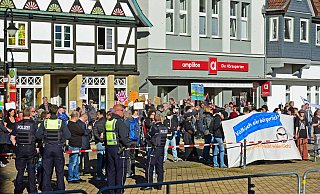 Rund 120 Teilnehmer der Gegendemonstration vom Arbeitskreis gegen Nazis und "Die Partei" poisitionieren sich am Samstag gegen die AfD und deren Teilnehmer. - Nicole Ellerbrake