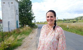 Mitten in Niewald: Maren Eggert ist die neue Ortsbürgermeisterin. Ihre Familie ist in dem kleinen Ortsteil tief verwurzelt. Sie wünscht sich eine Rückkehr der Dorffeste von früher, wo sogar mal Fury in the Slaughterhouse auftraten. - Sven Koch(LZ) Mitten in Niewald: Maren Eggert ist die neue Ortsbürgermeisterin. Ihre Familie ist in dem kleinen Ortsteil tief verwurzelt. Sie wünscht sich eine Rückkehr der Dorffeste von früher, wo sogar mal Fury in the Slaughterhouse auftraten. - Sven Koch(LZ)