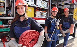 Zoe Hoffmann (v. l.), Max Stockmeier und Niklas Kochsiek haben schon mehrjährige Erfahrungen bei der Jugendfeuerwehr in Oerlinghausen sammeln können. Foto: Knut Dinter - Knut Dinter Zoe Hoffmann (v. l.), Max Stockmeier und Niklas Kochsiek haben schon mehrjährige Erfahrungen bei der Jugendfeuerwehr in Oerlinghausen sammeln können. Foto: Knut Dinter - Knut Dinter