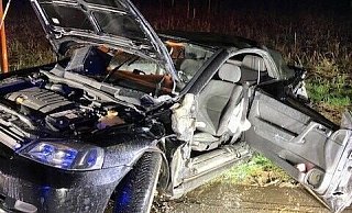 Das Auto ist nach dem Unfall komplett demoliert. - Freiwillige Feuerwehr Bad Salzuflen