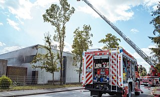 Großeinsatz in Lieme. Es brennt in einer Industriehalle. - Freitag TV