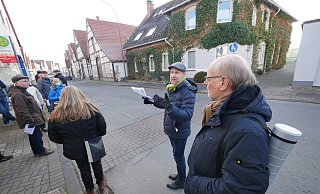 Stadtplaner Carsten Lottner (zweiter von rechts) und Hartmut Lüdeling (ganz rechts) erläutern, mit welchen Veränderungen man den Verkehr in der Nordstraße bremsen könnte. Das werde den Anwohnern mehr Lebensqualität bringen. - Jost Wolf
