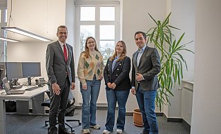 Schieder-Schwalenbergs Bürgermeister Jörg Bierwirth (links) und sein Lügder Pendant Torben Blome (rechts) begrüßen die Regionalmanagerinnen Benita Henning (Zweite von links) und Saskia Jäger im Büro im Schloss Schieder. - LAG Lippischer Südosten