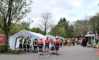 Es gilt, Zelte für bis zu 50 Behandlungsplätze aufzubauen. Lippische Hilfsorganisationen üben gemeinsam in Bad Meinberg. - Jörn Fries