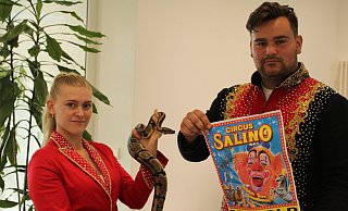 Michelle Sperlich hält Schlange "Anna" in der Hand, neben ihr steht Franjo Urban. Der Circus Salino gastiert in Pivitsheide. - Chiara Wibbeke Michelle Sperlich hält Schlange "Anna" in der Hand, neben ihr steht Franjo Urban. Der Circus Salino gastiert in Pivitsheide. - Chiara Wibbeke