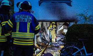 Mehrere Angriffstrupps haben unter schwerem Atemschutz das Feuer im Keller bek&auml;mpft. - FreitagTV