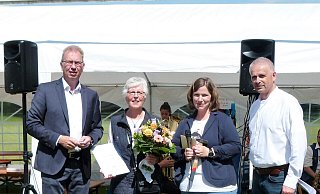 Ausgezeichnet: (von links) Andree Dietrich (1. Vorsitzender des Stadtsportverbandes Horn-Bad Meinberg), Gudrun Stenzel, Jennifer Martens (1. Vorsitzende TSV Leopoldstal) und Heinz-Dieter Krüger (Bürgermeister Horn-Bad-Meinberg). - TSV Leopoldstal Ausgezeichnet: (von links) Andree Dietrich (1. Vorsitzender des Stadtsportverbandes Horn-Bad Meinberg), Gudrun Stenzel, Jennifer Martens (1. Vorsitzende TSV Leopoldstal) und Heinz-Dieter Krüger (Bürgermeister Horn-Bad-Meinberg). - TSV Leopoldstal