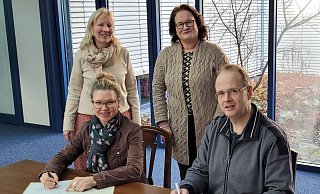 Anja Vothknecht (Grabbe-Gymnasium) und Dr. Johannes Burkardt (Landesarchiv NRW) unterzeichnen die Verlängerung der Kooperation im Beisein von Bärbel Sunderbrink (Stadtarchiv Detmold, links) und Archivpädagogin Heike Fiedler (rechts). - V. Hirsch Anja Vothknecht (Grabbe-Gymnasium) und Dr. Johannes Burkardt (Landesarchiv NRW) unterzeichnen die Verlängerung der Kooperation im Beisein von Bärbel Sunderbrink (Stadtarchiv Detmold, links) und Archivpädagogin Heike Fiedler (rechts). - V. Hirsch