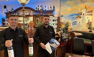 Gastronom Jimmy Noj (rechts) und sein Mitarbeiter Leonidhas Cekrezi servieren im "Santorini" griechische Spezialitäten und bunten Ouzo. - Sandra Castrup