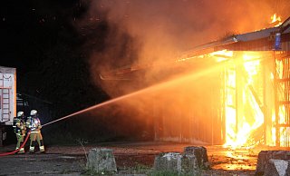 Die Lagerhalle in der Bad Salzufler Ladestraße steht am Mittwochmorgen in Flammen. Die Feuerwehr Bad Salzuflen ist mit vielen Kräften vor Ort und kann ein Übergreifen auf angrenzende Gebäudeteile verhindern. - Foto: Daniel Hobein / Feuerwehr Bad Salzuflen