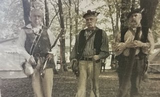 Mit den Vorderlader-Waffen auf historischen Treffen unterwegs: die Mitglieder der Humfelder Vorderlader-Schießgruppe (von links) Klaus Müller, Klaus Hoffmann und Ralf Börnicke. - Sylvia Frevert(LZ) Mit den Vorderlader-Waffen auf historischen Treffen unterwegs: die Mitglieder der Humfelder Vorderlader-Schießgruppe (von links) Klaus Müller, Klaus Hoffmann und Ralf Börnicke. - Sylvia Frevert(LZ)