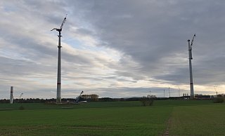 Der Windpark Belle ist derzeit im Bau. Die Fraktion der Grünen im Rat Horn-Bad Meinberg möchte, dass die Stadt Anlagen kauft und damit Geld verdient. - Archivfoto: Jost Wolf